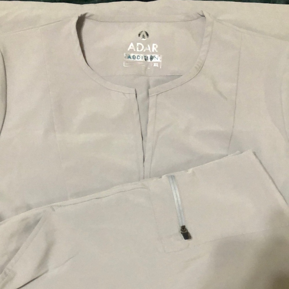 Adar Women's Gray Scrub Top